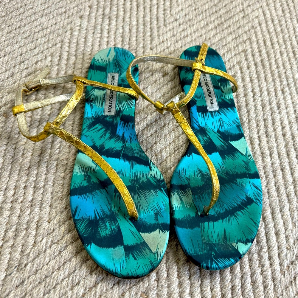 Avec Moderation Gold T-Strap Thong Flat Sandals - size 8 1/2